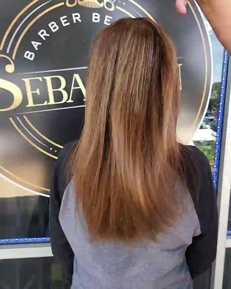 Peinado liso y con brillo terminado en Sebastian Barber Beauty Salon